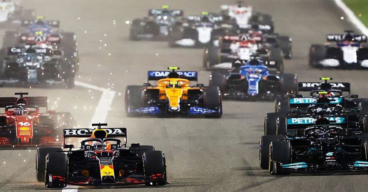 F1 drivers participate in a Formula 1 race