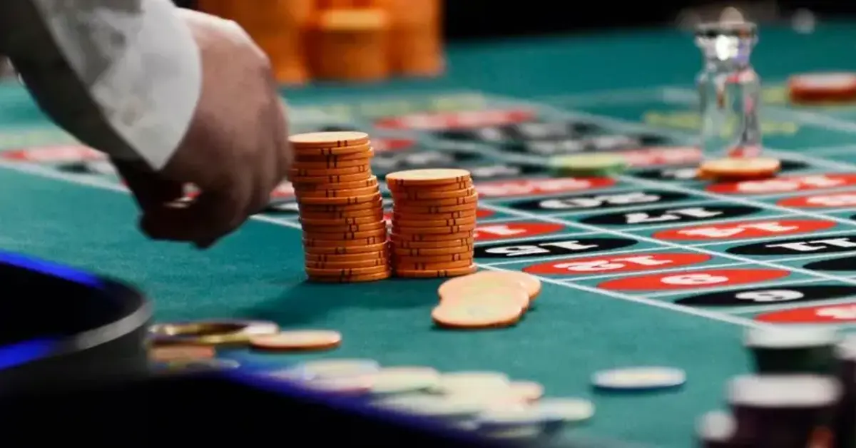 Councilman Francisco Moya gives support to Metropolitan Park development