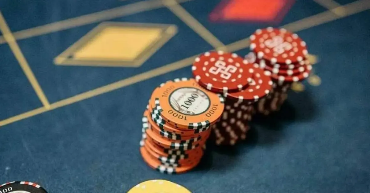 Casino worker arrested for stealing chips